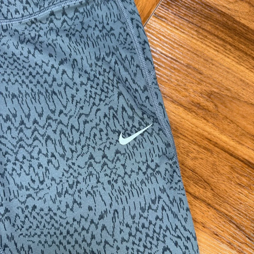 Nike Dri-FIT Womens Grey Black Abstract Print Cropped Leggings Size M